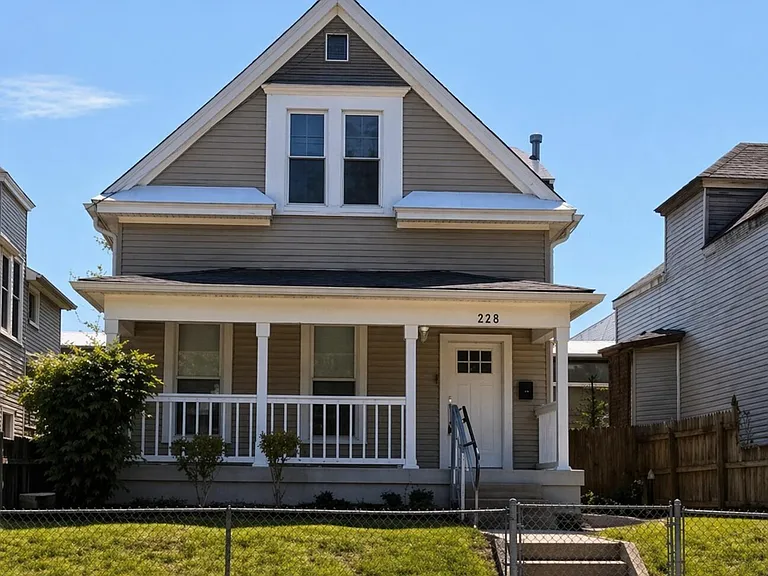 228 E Burnett Ave — Photo 2