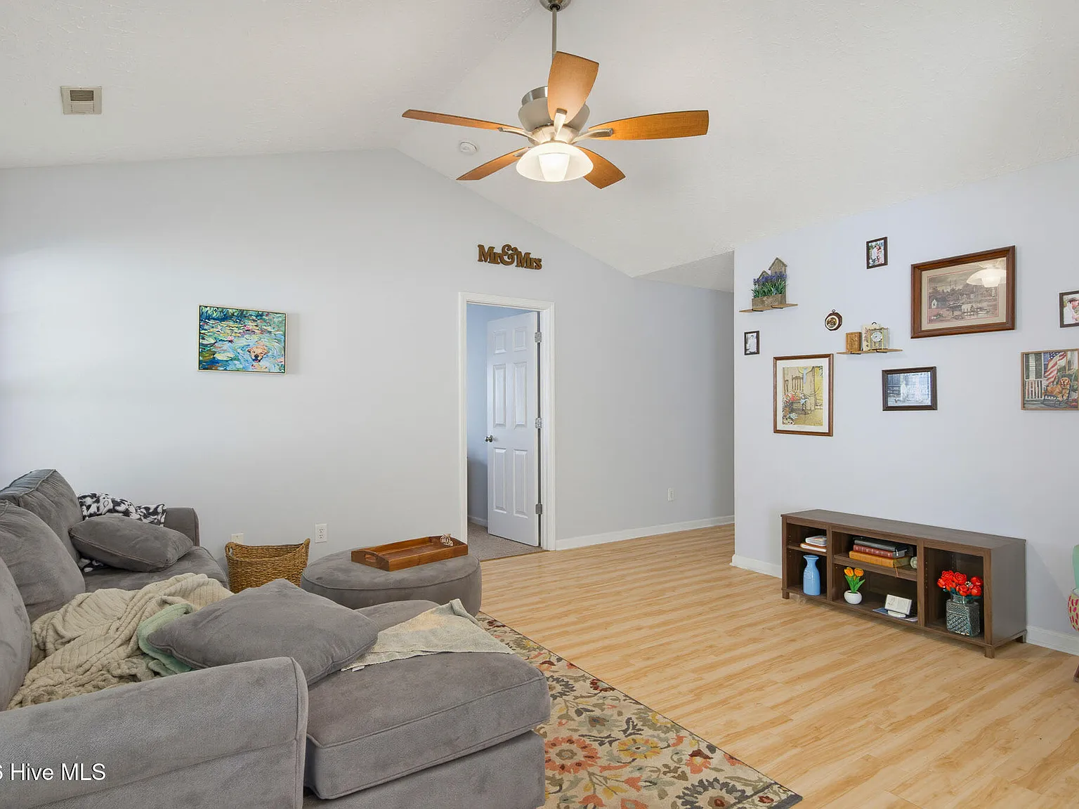 3 bed, 2.0 bath, $2,100 — Photo 2