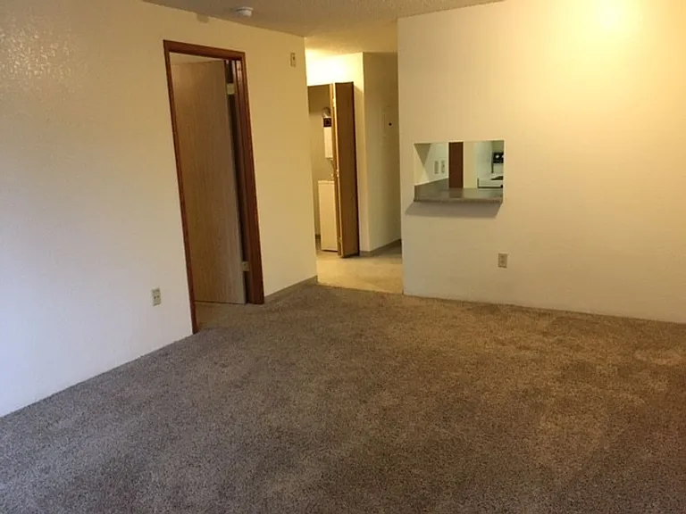 Hilltop Court Apartments — Photo 4