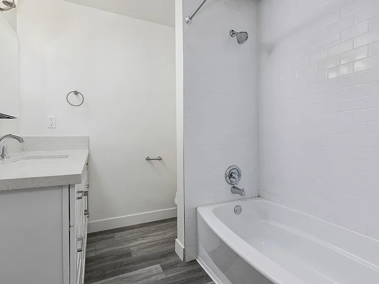 Addison Arms Apartments — Photo 18