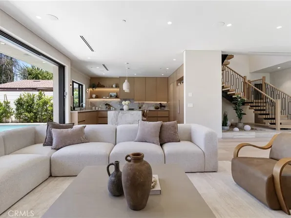 15721 Addison St, Encino, CA 91436