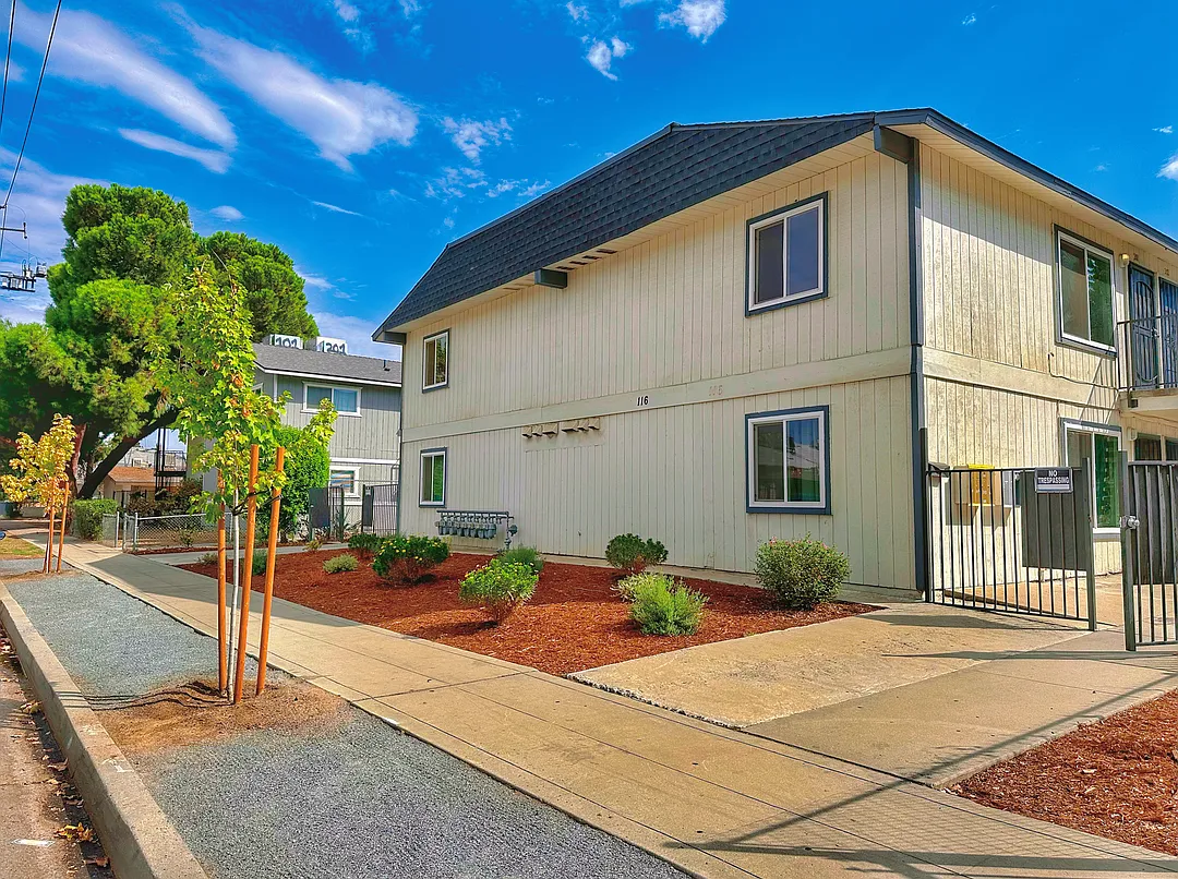 116 N Yosemite Ave — Photo 2
