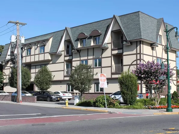 289 Post Ave APT 204, Westbury, NY 11590