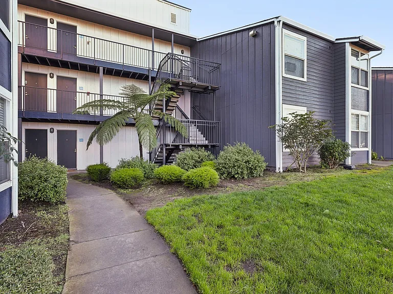 Skyline Heights Apartments — Photo 40