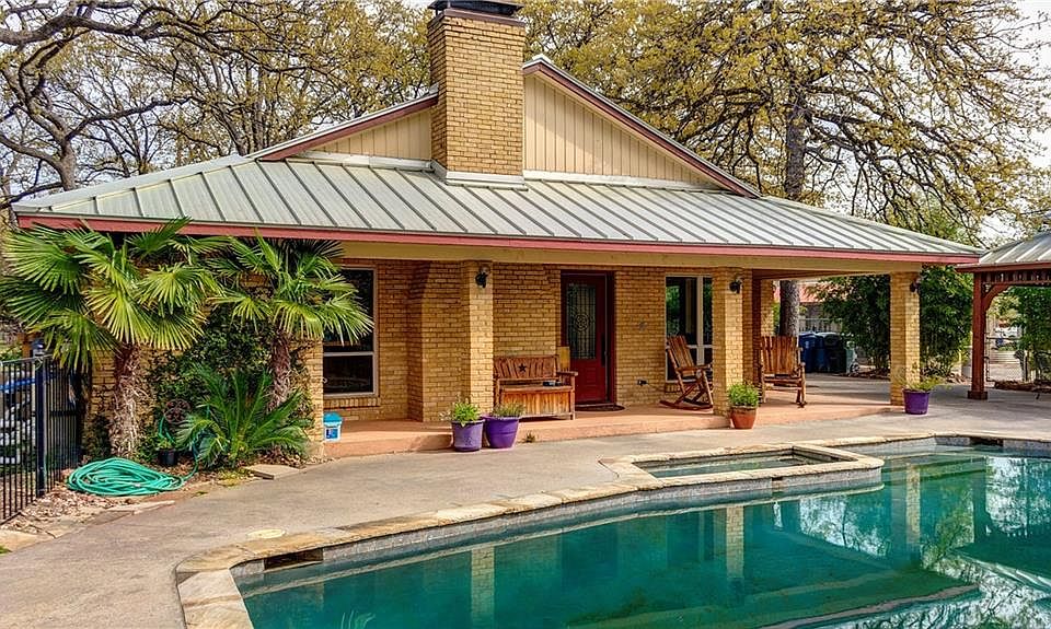 1st image of 1015 Crepe Myrtle Ln