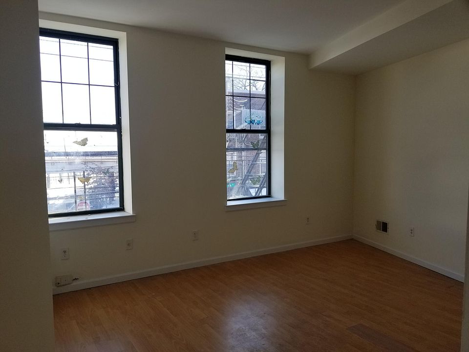 1st image of 660 Bay St Ste 3