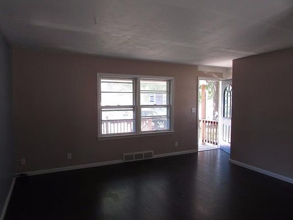 3rd image of 926 N Cotner Blvd