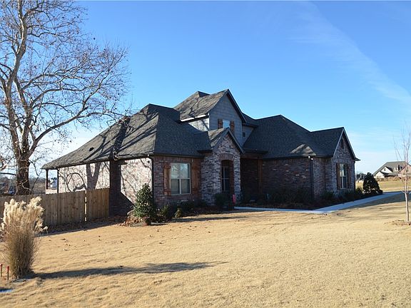 3rd image of 705 N Bendelow Dr