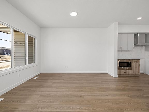 4th image of 618 176th Ave NW