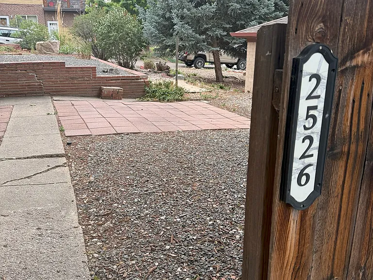 2526 N Oak St — Photo 2