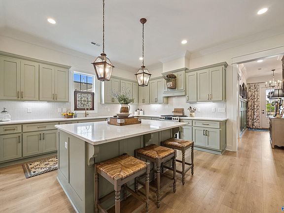 2nd image of 5 Astoria Ln