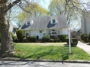 53 Park Lane Dr, Albertson, NY 11507