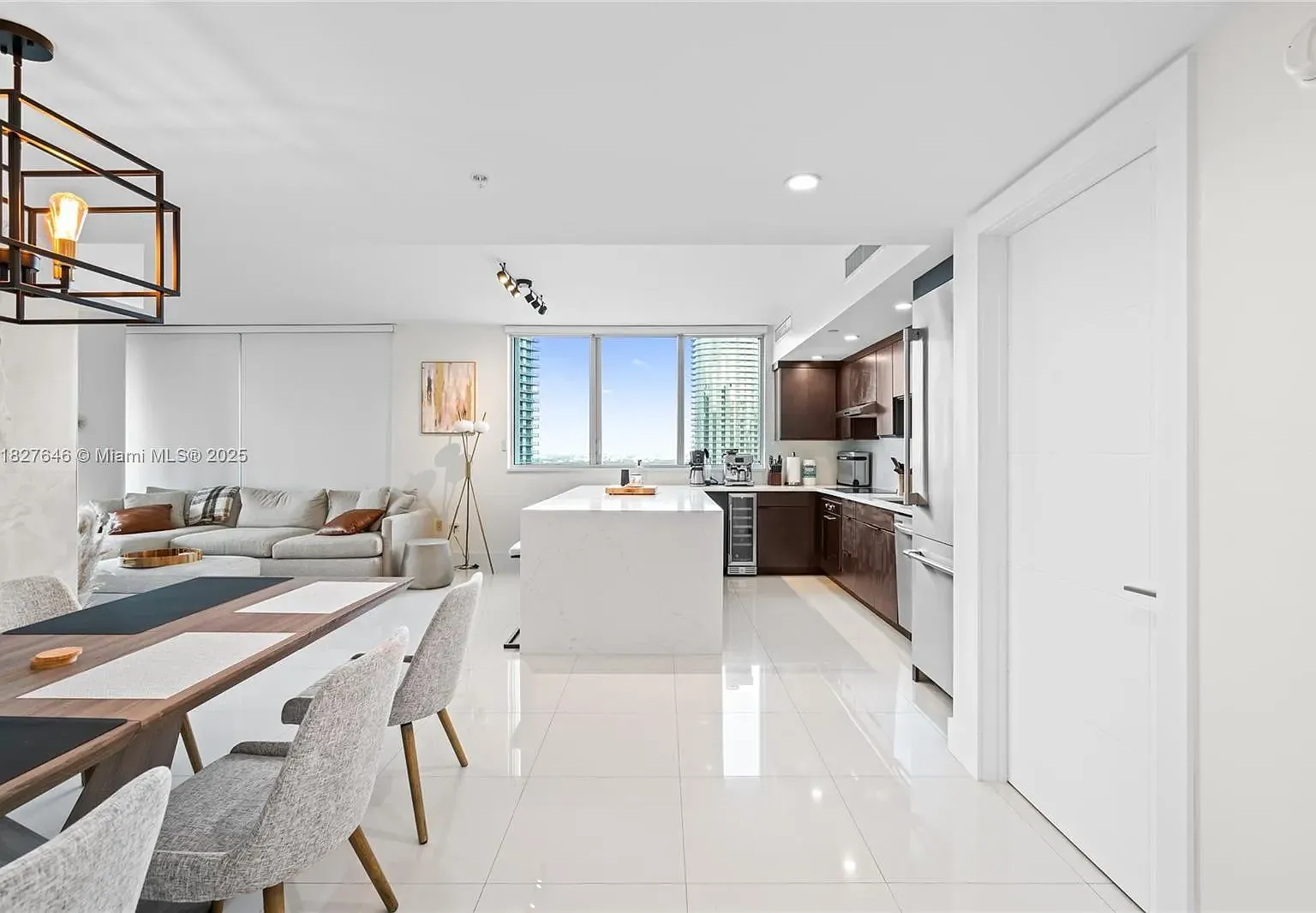 2 bed, 2.5 bath, 1340 sqft, $4,800 — Photo 1