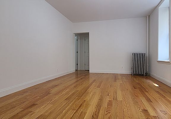 5th image of 11937 Metropolitan Ave APT 1H