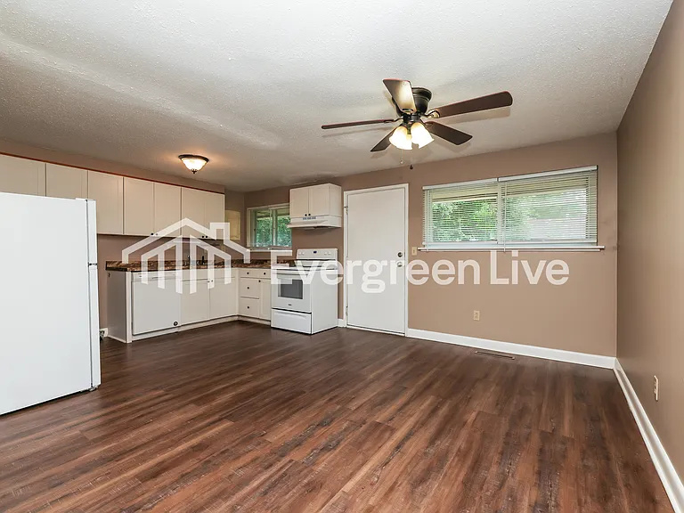 2211 Burnside Dr — Photo 7