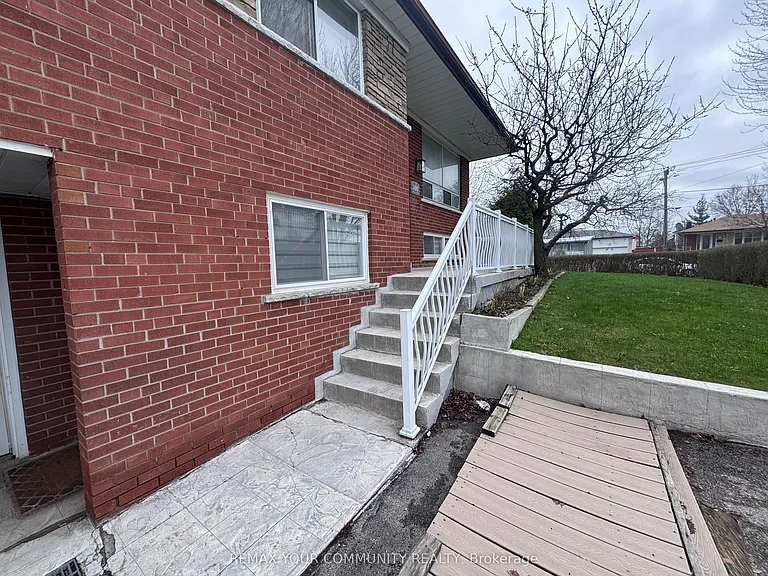 300 Driftwood Ave #UPPER — Photo 2