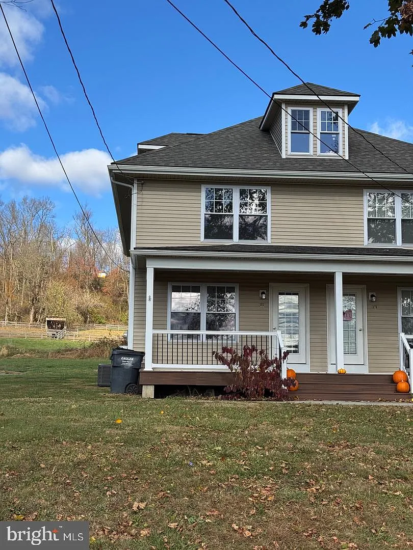 3 bed, 1.5 bath, 2492 sqft, $1,700 — Photo 1
