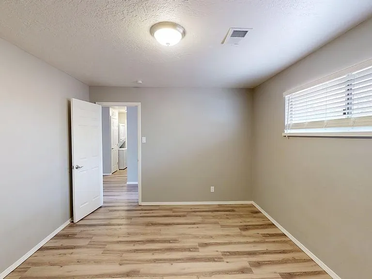 Contemporary, Loaded 2 Bed 2 Bath Apartment on Conchas Park — Photo 14
