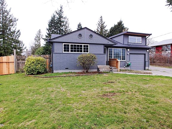 Nice large front yard.
