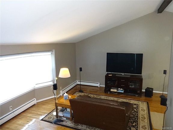 3rd image of 225 Macarthur Dr