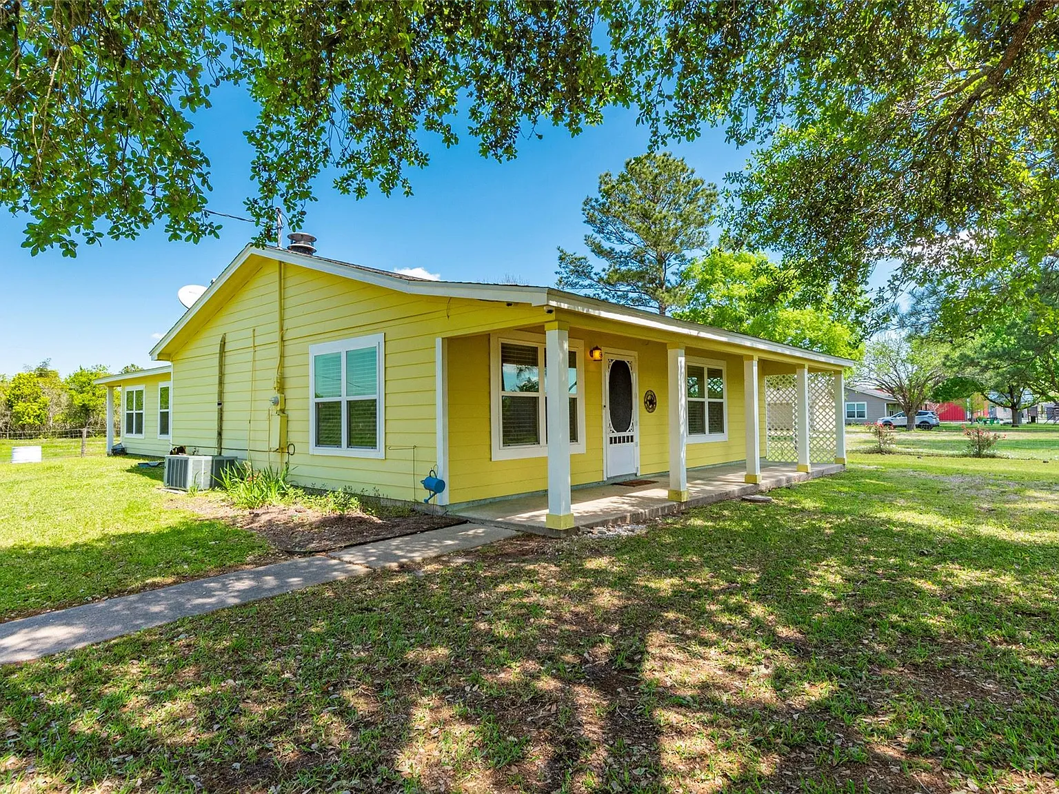 3 bed, 2.0 bath, 1896 sqft, $2,275 — Photo 2