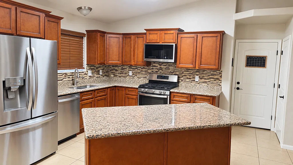 Rare 4 Bedroom 2 Bath Home for Rent in Safford — Photo 2
