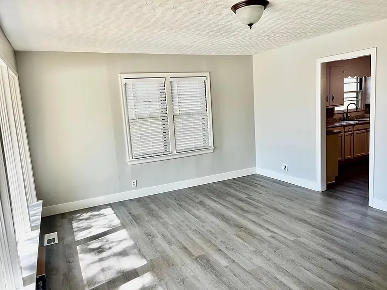 601 Marion Ave — Photo 7