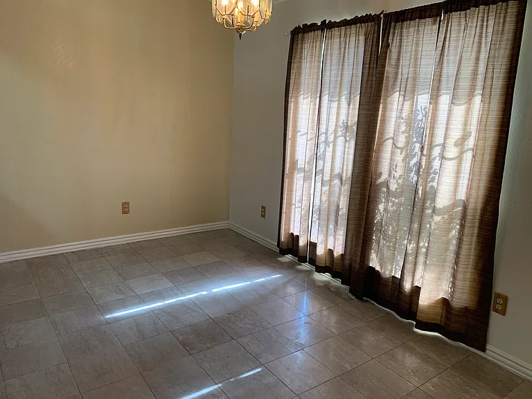 2403 Hemlock Dr — Photo 4