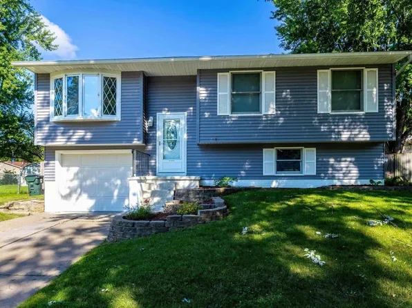 4718 N Sturdevant St, Davenport, IA 52806