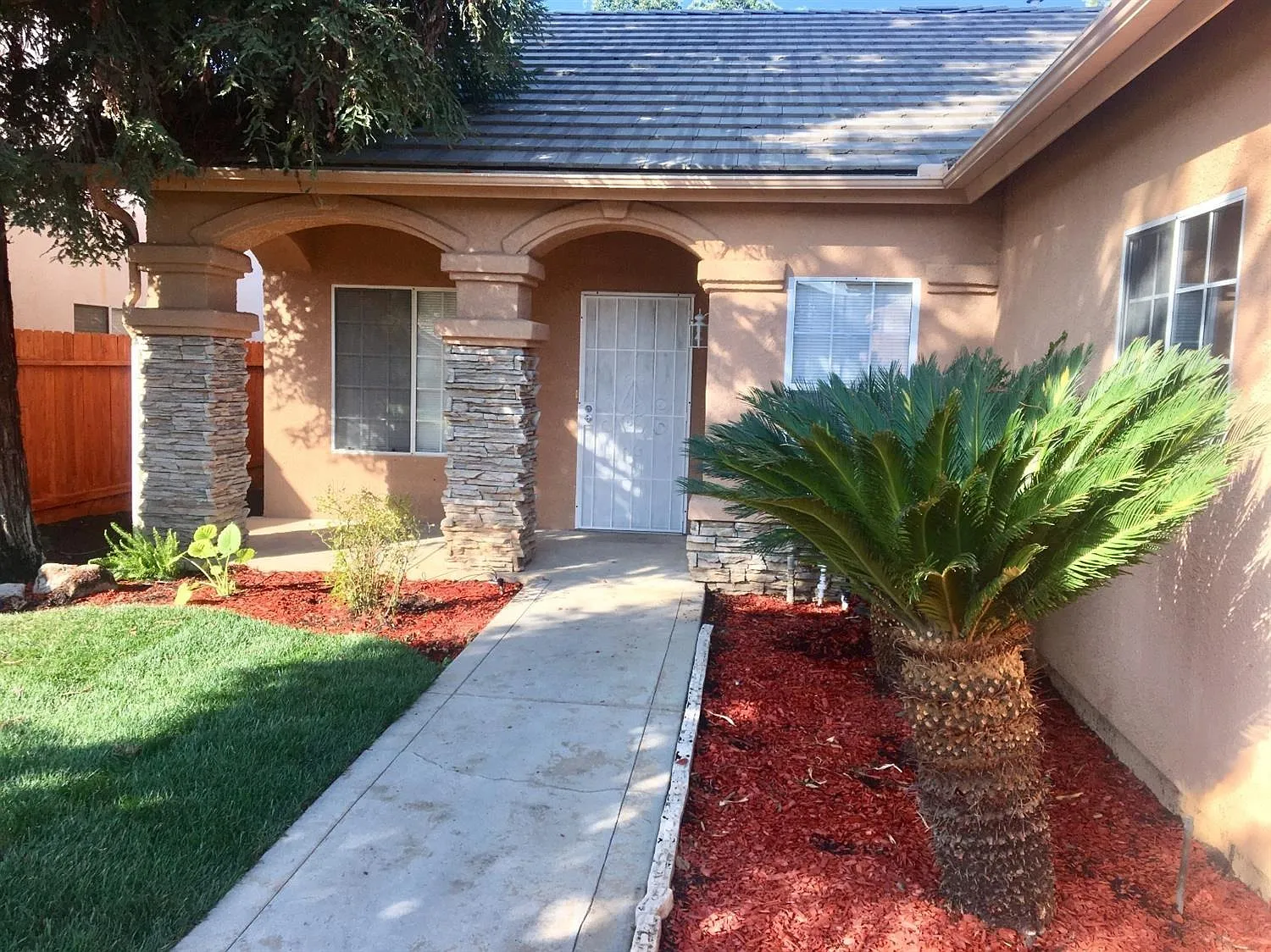 3 bed, 1100 sqft, $2,450 — Photo 3