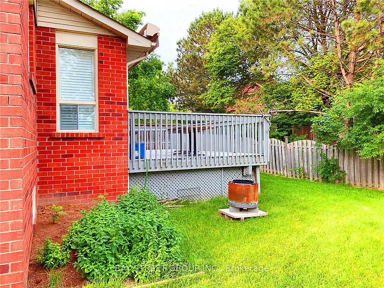 331 Green Ln — Photo 2