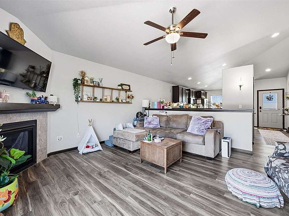 4th image of 26 Renee Ln