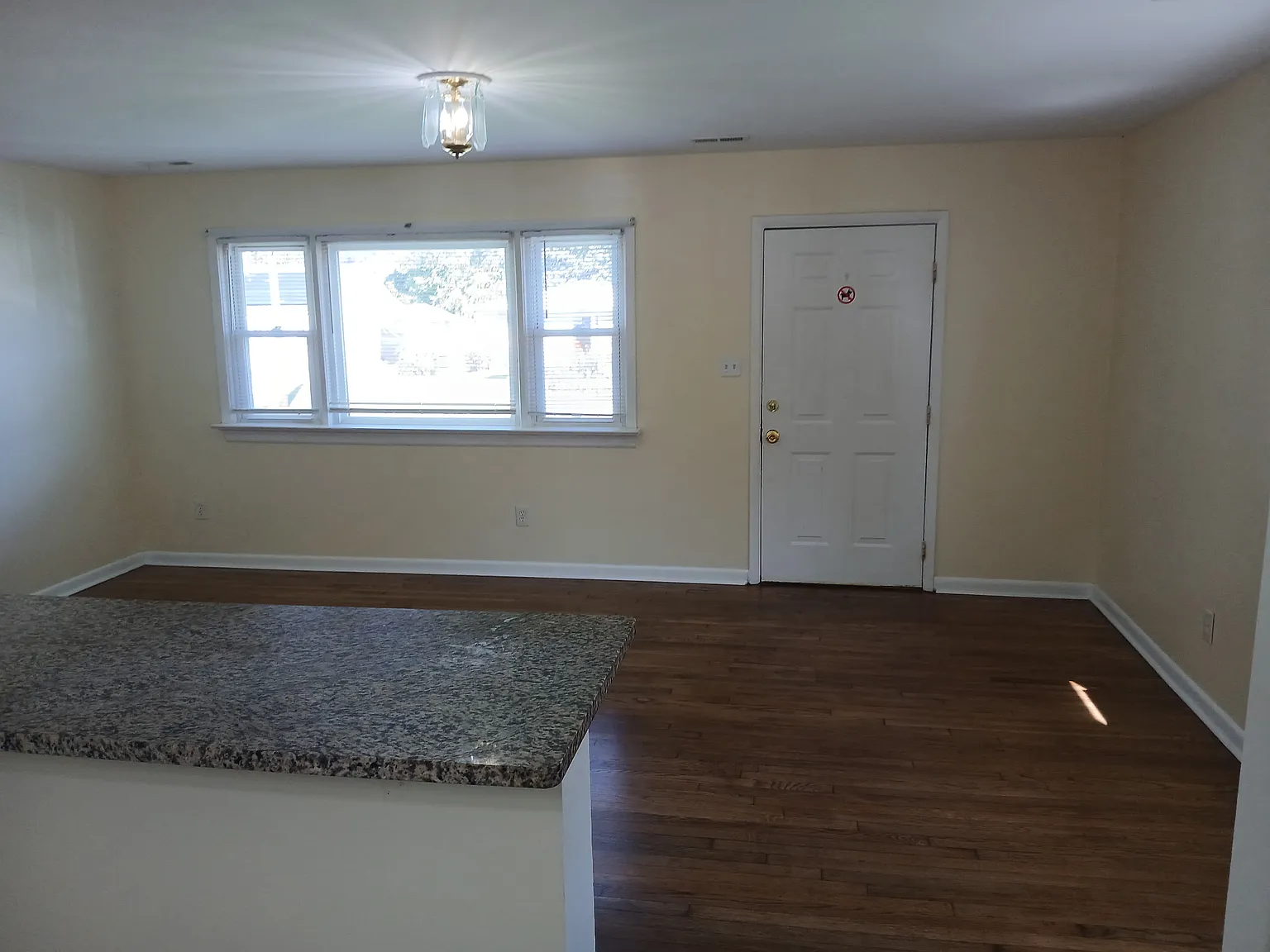 3 bed, 1000 sqft, $1,600 — Photo 2