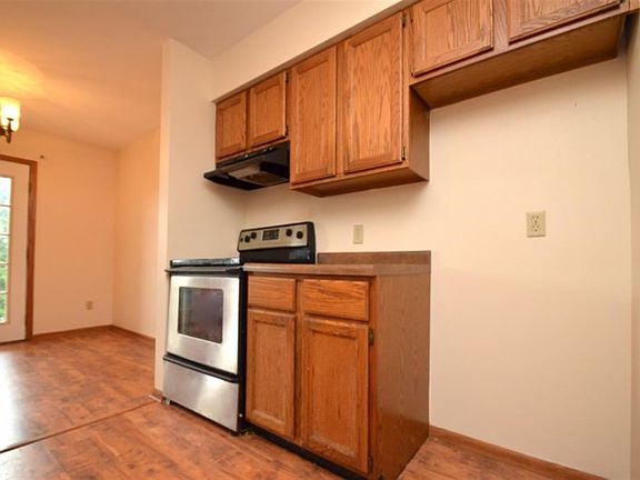 4th image of 474 Basswood Ave #474