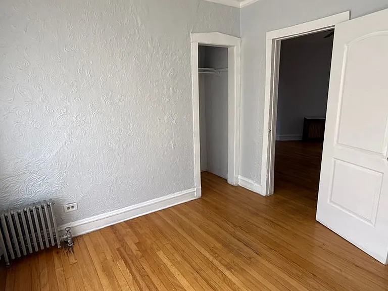 SPACIOUS 2 BEDROOM APARTMENTS AVAILABLE — Photo 87