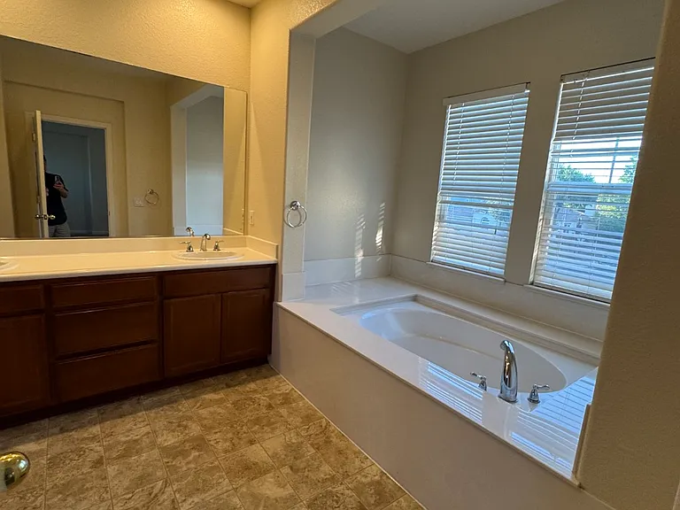 2912 Safford Ave — Photo 18