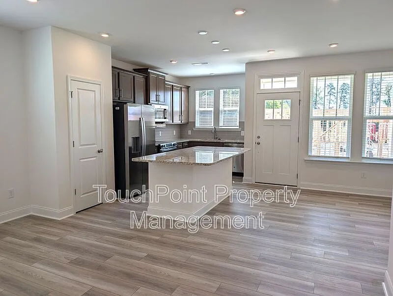3 bed, 2.5 bath, 1575 sqft, $2,050 — Photo 4