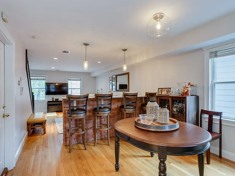 214 W 7th St #2L — Photo 39