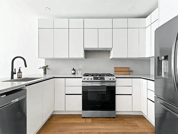 3rd image of 139 Albany Ave Floor 1