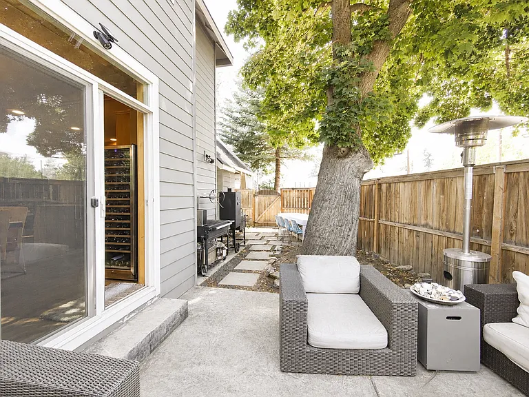 459 NW Broadway St — Photo 31