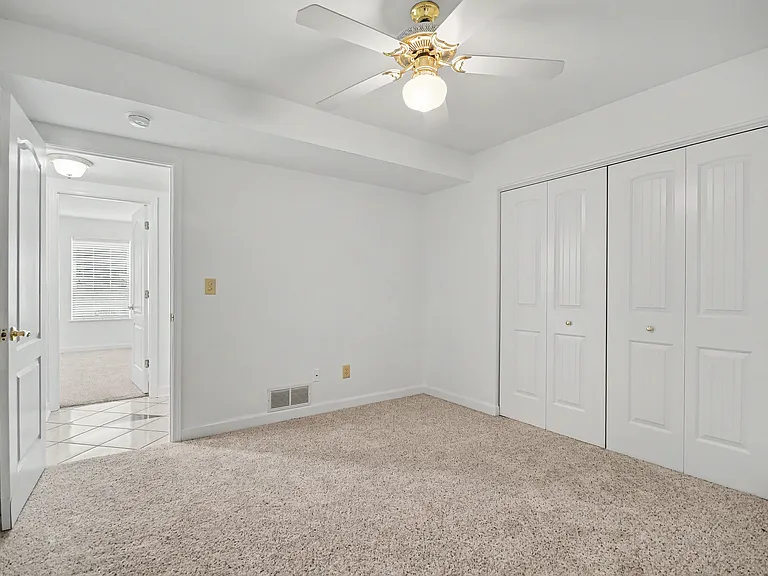 102 Lexington Ln — Photo 23