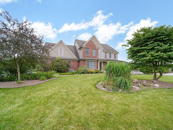 3rd image of 874 Pinecrest Dr