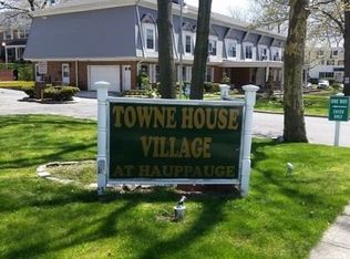1201 Towne House Vlg, Hauppauge, NY 11749