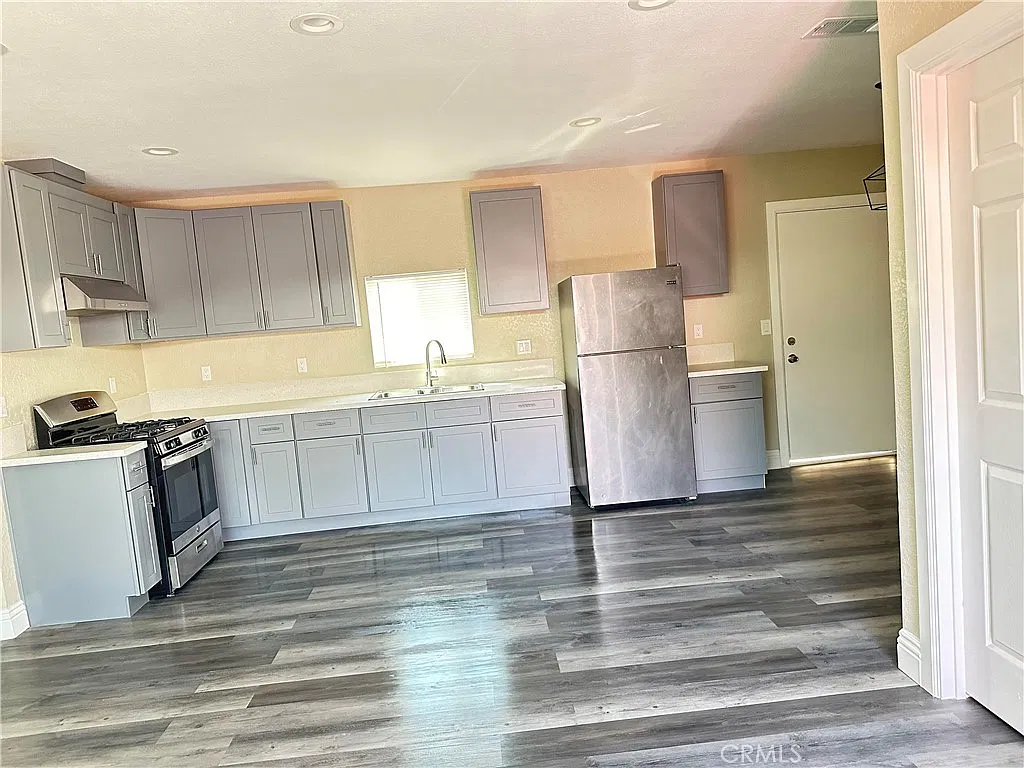 3 bed, 900 sqft, $2,200 — Photo 4