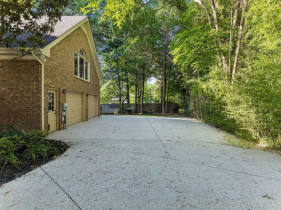 3rd image of 1407 Hawthorn Pl