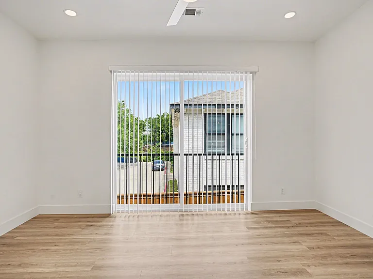 2217 N Fitzhugh Ave #206 — Photo 3