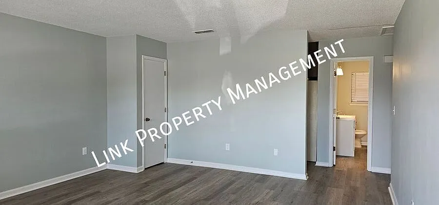 Don't Miss this 2 bedrooms in Brainerd with Washer and Dryer connections and Storage — Photo 4