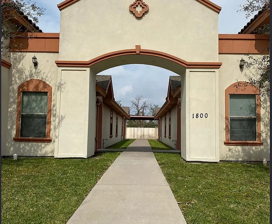 1800 W Douglas St #4