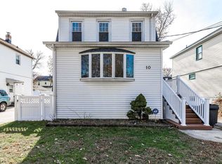 10 Pine Ln, Valley Stream, NY 11581