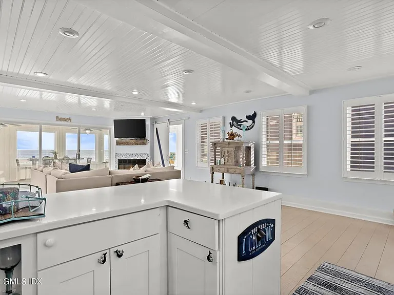 2149 Fairfield Beach Rd — Photo 15